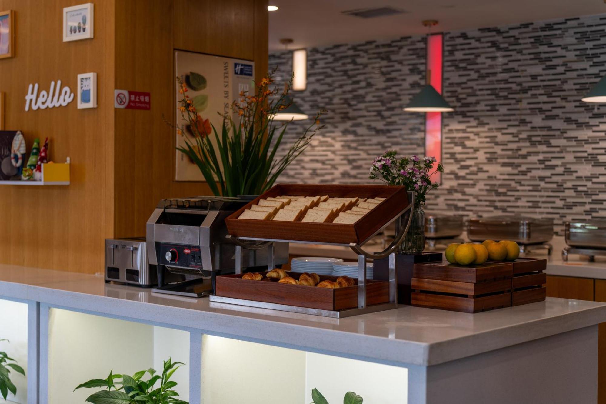 Holiday Inn Express Chengdu Airport Zone Free Shuttle From Shuangliu International Airport To Hotel ,Welcome Drink Exterior photo